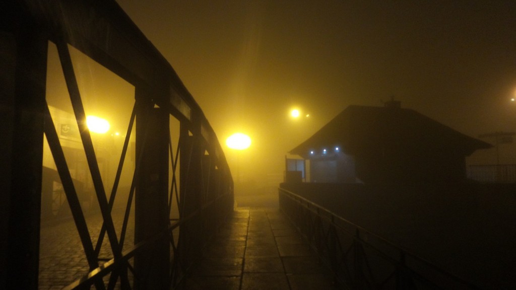 Mgła noc - most z żelaza w Kłodzku